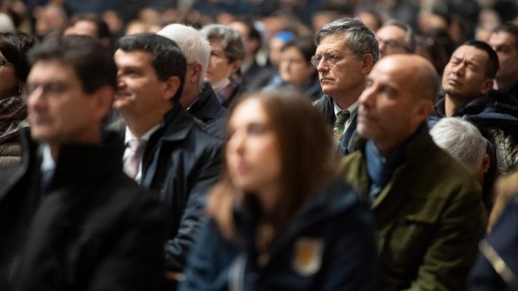 I dipendenti vaticani durante la Santa Messa di preparazione al Natale presieduta dal cardinale Mauro Gambetti