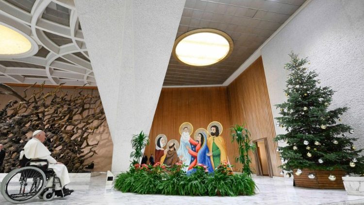 Il Papa sosta davanti al presepe in Aula Paolo VI