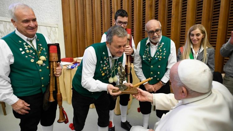 Il saluto di alcuni pellegrini in Udienza generale