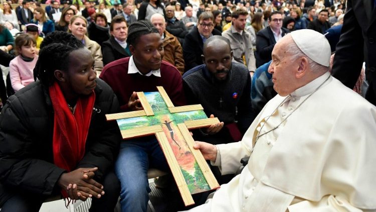 I ragazzi dell'associazione Aksyon Gasmy provenienti da Haiti, hanno fatto dono al Papa di una croce. Jeff, il giovane con la sciarpa rossa, l'ha realizzata
