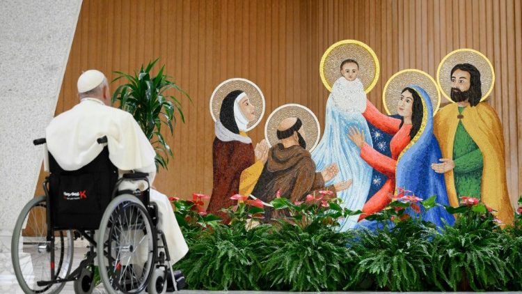 Il Papa davanti al presepe in Aula Paolo VI