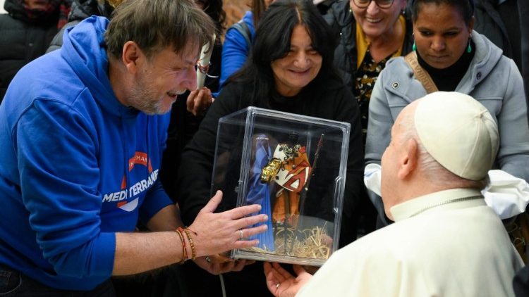 Il presepe del Centro diurno di salute mentale dellAsl di Napoli in dono al Papa