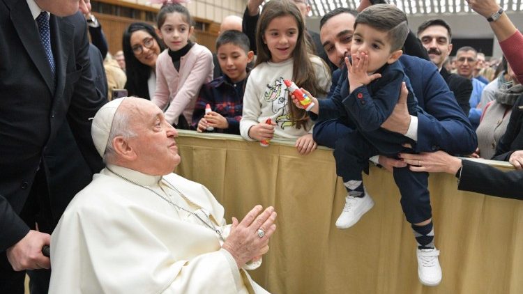 Il Papa saluta i dipendenti vaticani durante l'udienza in Aula Paolo VI 
