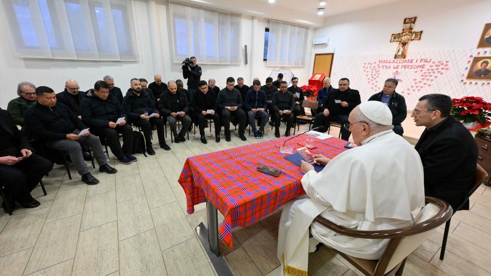 Il Papa durante l'incontro con 30 preti nella parrocchia di San Giorgio ad Acilia