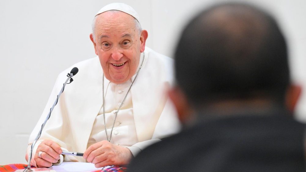 Il Papa durante l'incontro con 30 preti nella parrocchia di San Giorgio ad Acilia