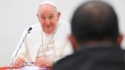 Francisco en una parroquia de Acilia se reúne con 30 sacerdotes