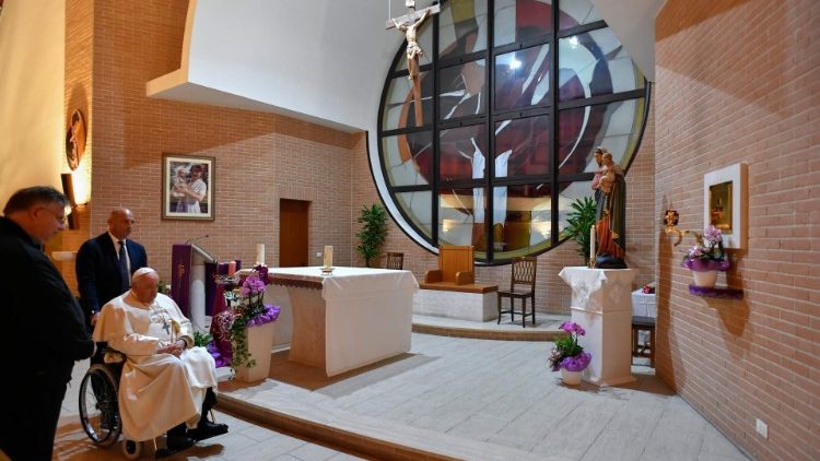 Papa Francesco in preghiera davanti al Santissimo
