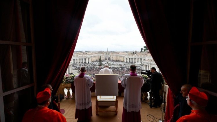 Il Papa affacciato dalla Loggia delle Benedizioni
