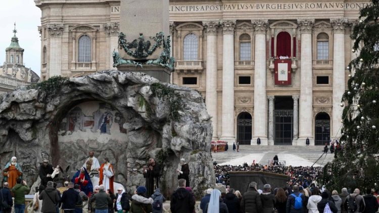 La Plaza de San Pedro está adornada con el árbol y pesebre navideños, inaugurados el 9 de diciembre. Se podrán visitar hasta el 7 de enero de 2024, fiesta del Bautismo del Señor. (Vatican Media)