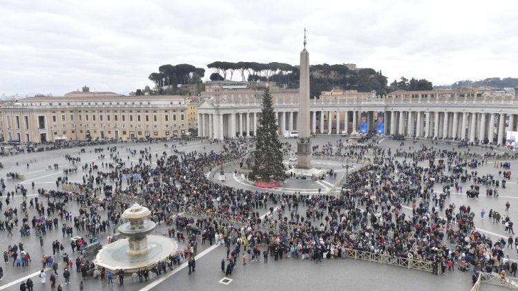 Fedeli in piazza San Pietro per l'Angelus