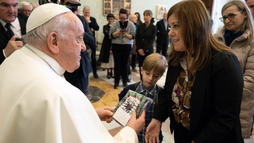 Papa Francesco con i membri della Redazione de "L'Osservatore di Strada"