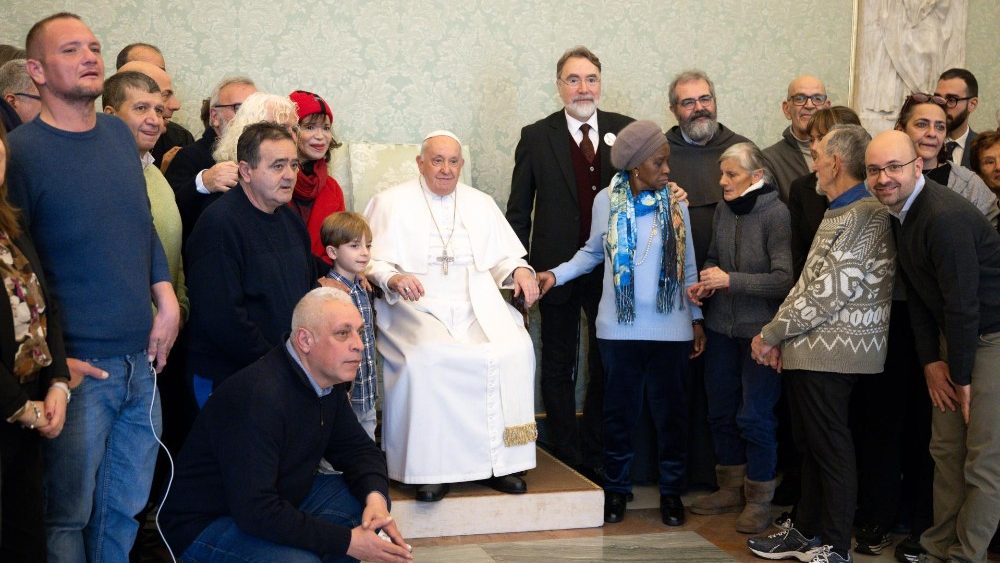Papa Francesco con i membri della Redazione de "L'Osservatore di Strada"