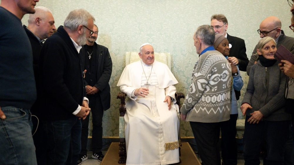 Papa Francesco con i membri della Redazione de "L'Osservatore di Strada"