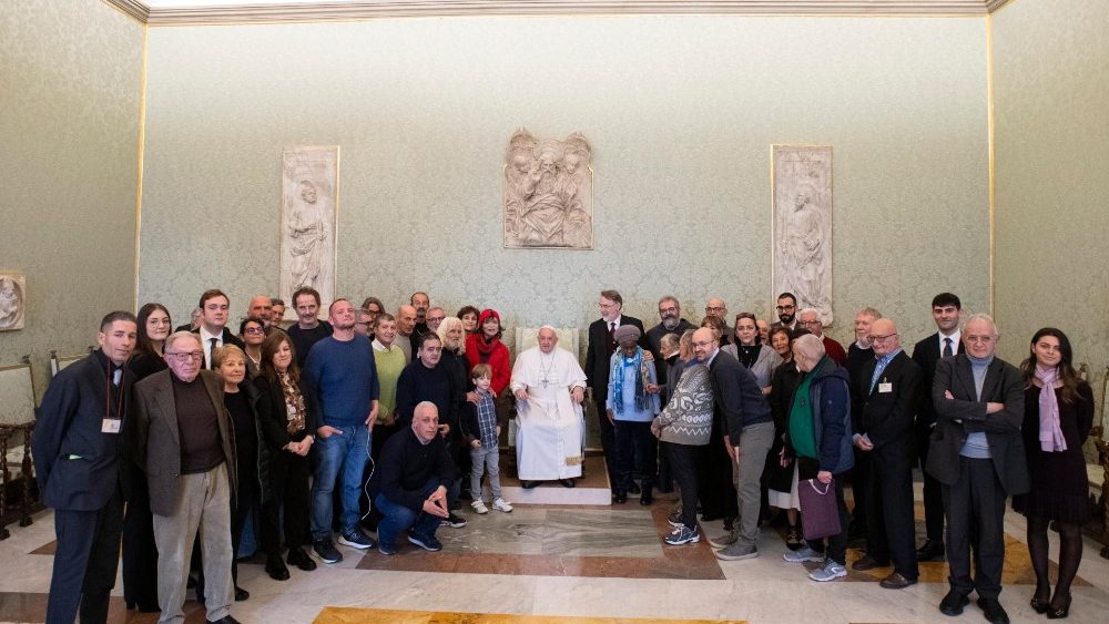Papa Francesco con i membri della Redazione de "L'Osservatore di Strada"