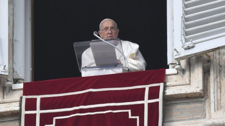 Francisco dedicó una bendición especial a las familias después de rezar la oración mariana del Ángelus en la Plaza de San Pedro. (VATICAN MEDIA)