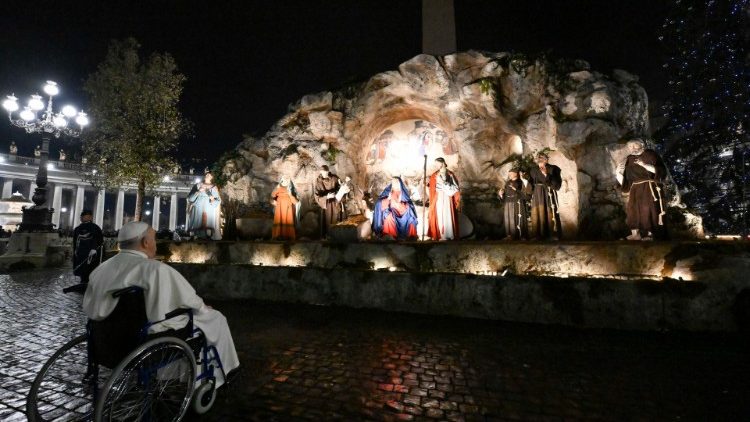 El Papa en oración frente al pesebre de la Plaza San Pedro en el Vaticano. 