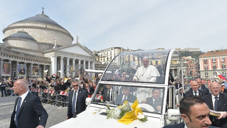 Le Pape François sur la Piazza del Plebiscito de Naples au sud de l'Italie, le 21 mars 2015. 