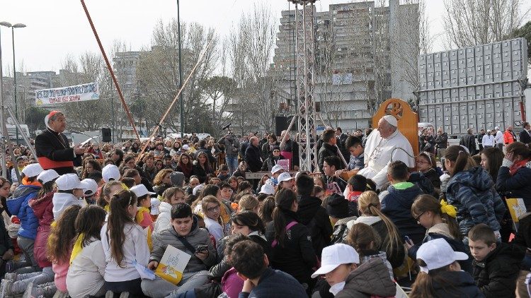 Papa Francisco em meio à multidão que o acolheu em Nápoles, em 2015