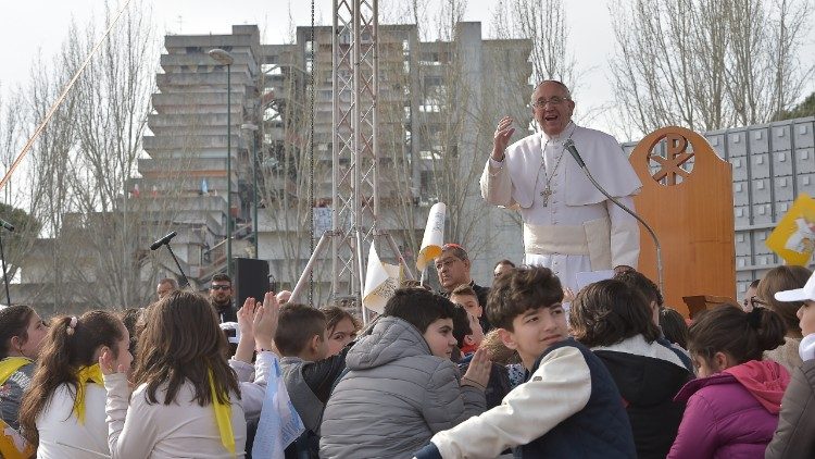 Papež Frančišek med obiskom Neaplja 21. marca 2015.