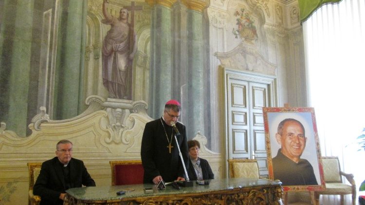 Erzbischof Corrado Lorefice von Palermo mit einem Bild des seligen Pino Puglisi