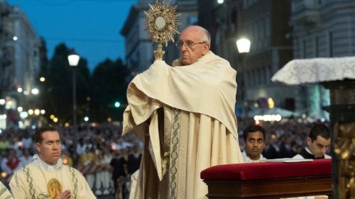 Franziskus feiert Fronleichnam erstmals außerhalb Roms 