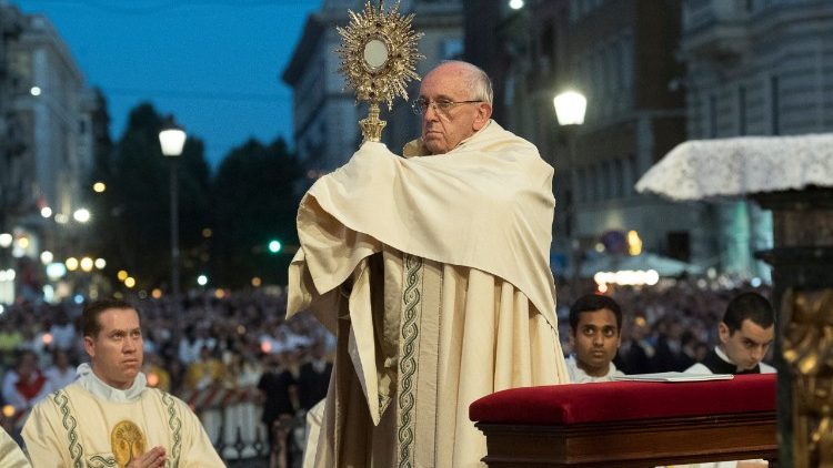 Papež Frančišek podeljuje blagoslov z Najsvetejšim.