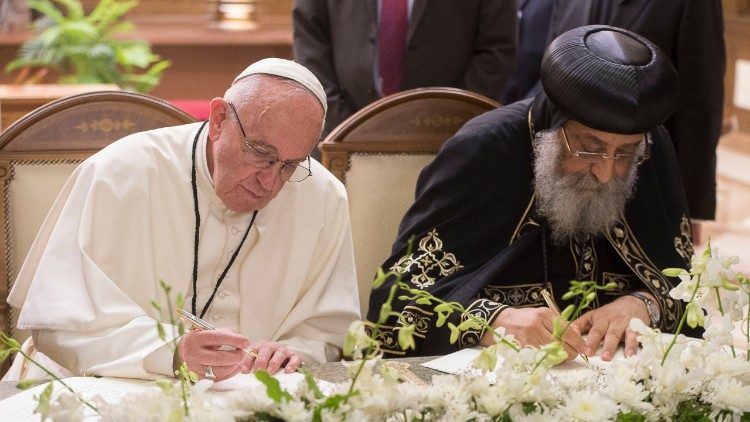 El Papa Francisco y Tawadros II, en el Patriarcado Copto-Ortodoxo, en El Cairo, el 28 de abril de 2017