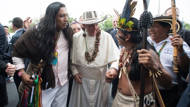 Papa Francisco com representantes de comunidade indígena na Colômbia, em setembro de 2017