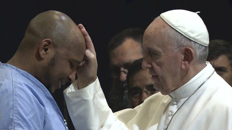 Papst Franziskus segnet einen Gefangenen. Szene aus „Papst Franziskus – Ein Mann seines Wortes” 