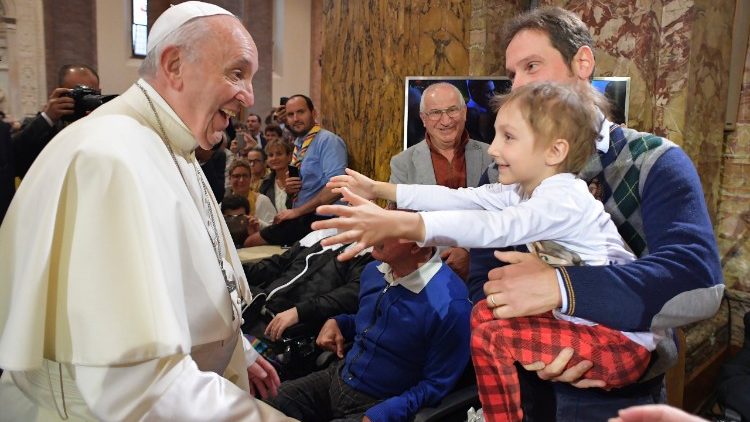 Le pape François rencontrant une famille lors d'un déplacement en Italie.