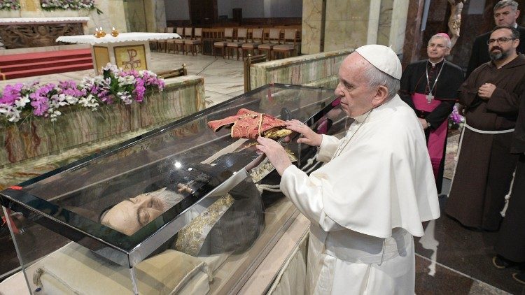 Papa Francisco diante do corpo de Padre Pio