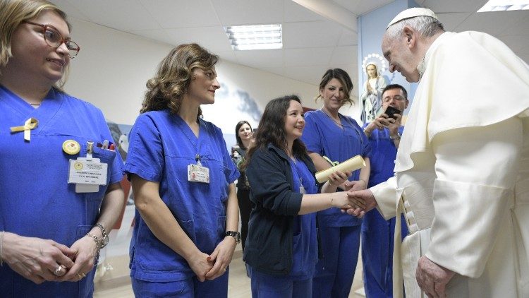 Papież wita się z lekarzami i personelem medycznym w  Domu Ulgi w Cierpieniu 