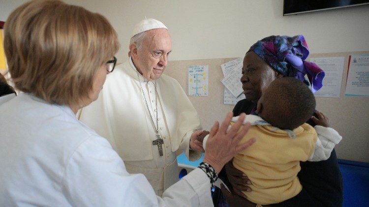 Papież Franciszek na oddziale onkologii dziecięcej Domu Ulgi w Cierpieniu w San Giovanni Rotondo