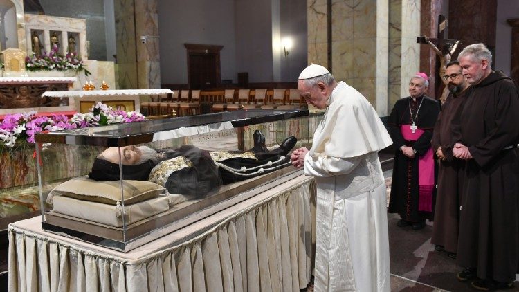Papież modli się przy relikwiach ojca Pio w kościele Matki Bożej Łaskawej w San Giovanni Rotondo