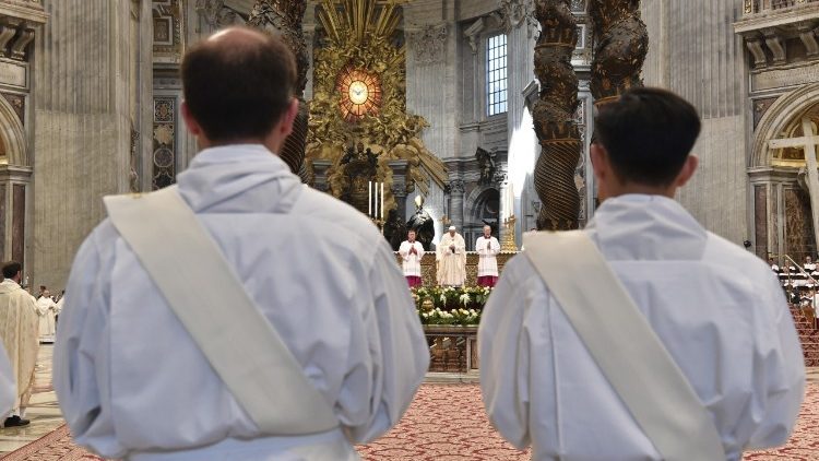 Papst Franziskus weiht 16 neue Priester