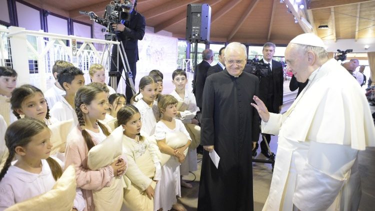 Papež Frančišek med srečanjem s skupnostjo Nomadelfija