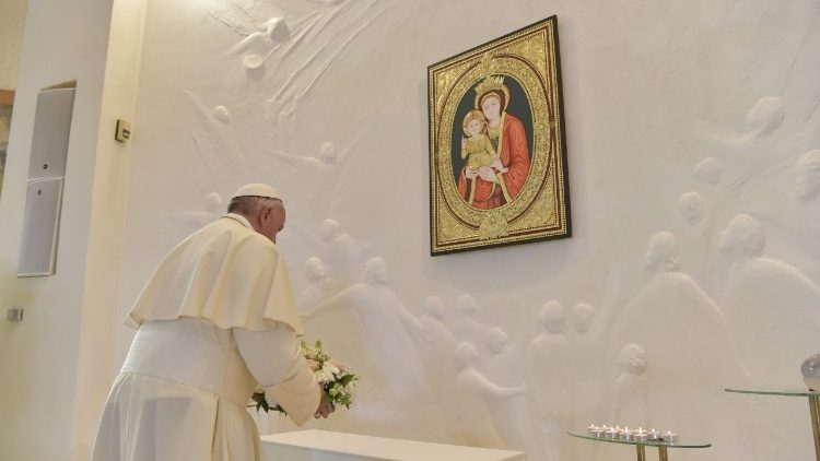 Papa Francesco al Santuario depone dei fiori davanti all'immagine di Maria