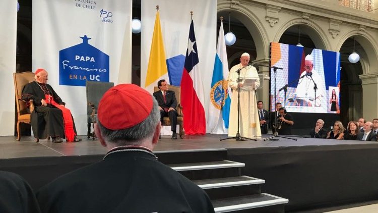 Le Pape François lors de son discours à l'université pontificale de Santiago