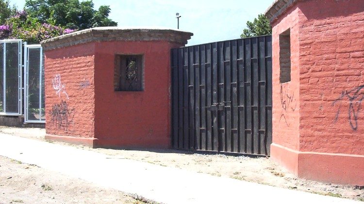 Das Eingangstor zur berüchtigten Villa Grimaldi, dem Foltergefängnis der Pinochet-Diktatur