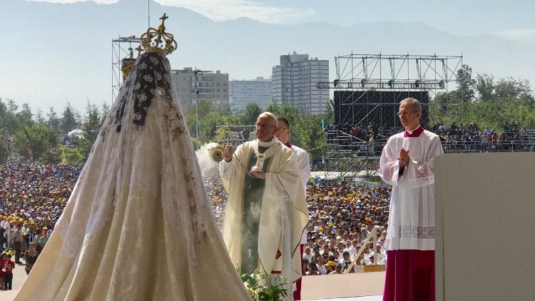 El Papa en la Misa en Santiago de Chile coronó una imagen de la Virgen del Carmen