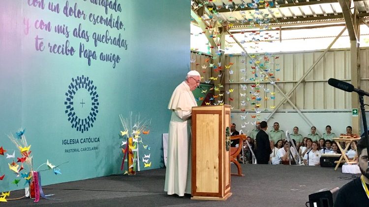 Papa Francisco em visita a um cárcere feminino em Santiago do Chile