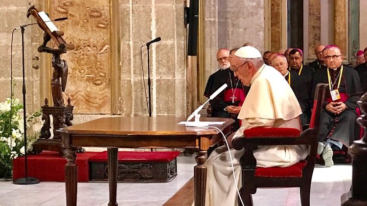 Papa Francisco durante encontro com os religiosos na Catedral de Santiago