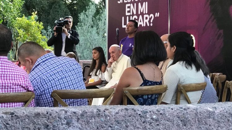 Il Papa con gli ospiti dell' Hogar de Cristo