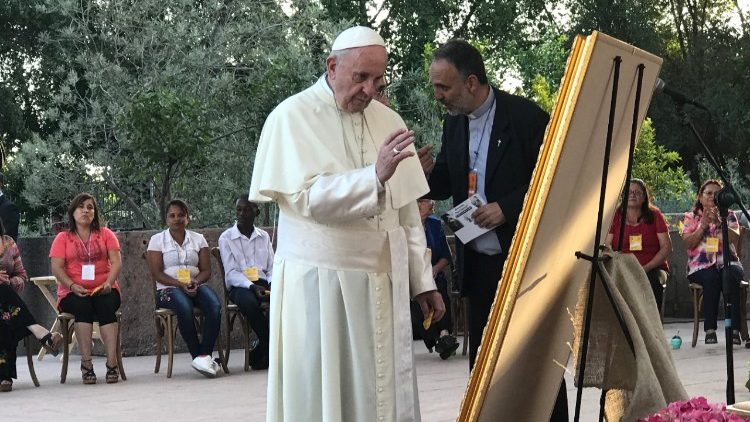Papa abençoa quadro com Jesus da Misericórdia