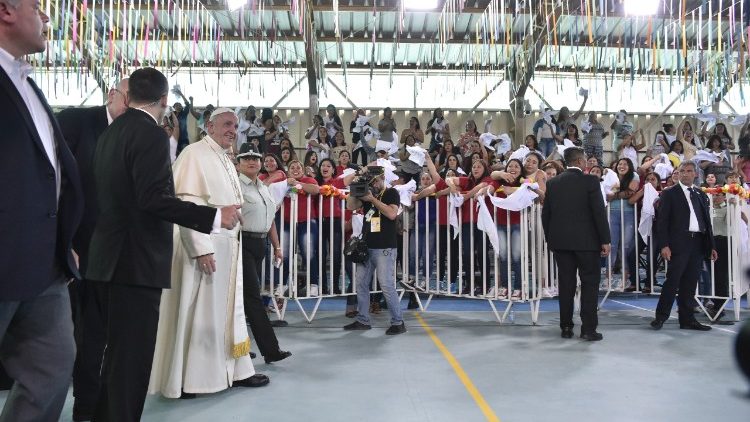 Papst Franziskus besucht das Frauengefängnis von Santiago