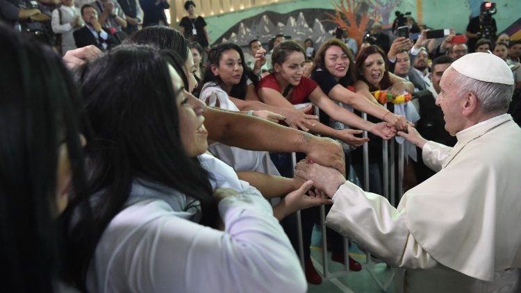 Le Pape François visitant une prison pour femmes à Santiago du Chili, en janvier 2018. 