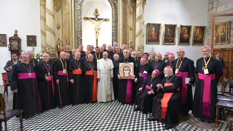 Le Pape et l'épiscopat chilien dans la sacristie de la cathédrale de Santiago, le 16 janvier 2018.