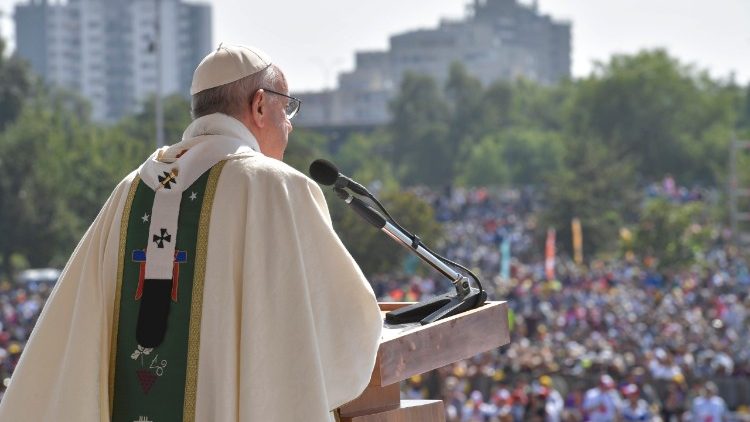 Le Pape prononce son homélie lors de la messe pour la paix et la justice, devant plus de 400 000 fidèles