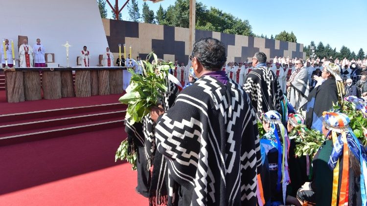 Des Mapuches participant à la messe avec le Pape François, le 17 janvier 2018 à Temuco.