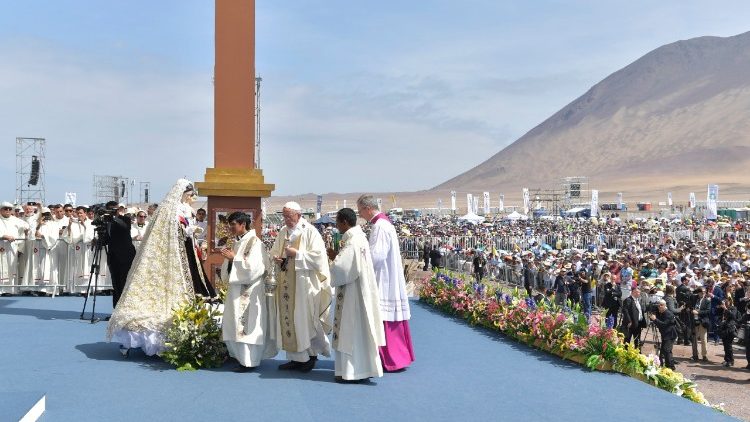Um dos momentos da visita do Papa ao Chile: a Missa celebrada no Campus Lobito de Iquique